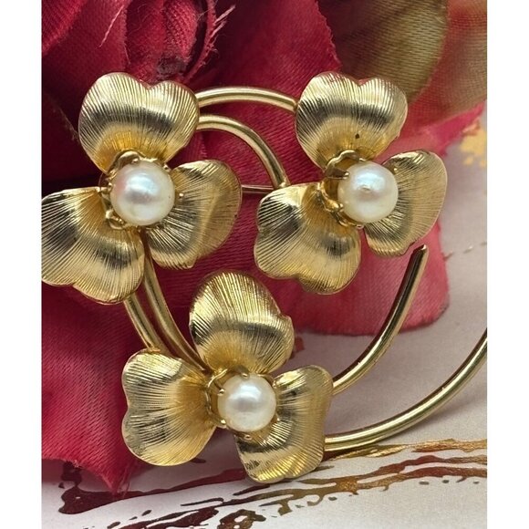 Adorable Brushed Gold Tone 3 Flower Brooch Pin Faux Pearl Centers Classic Look - Picture 2 of 5